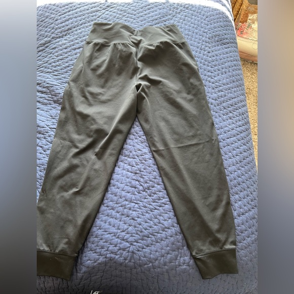 Women’s Under Armor Joggers - Picture 4 of 4